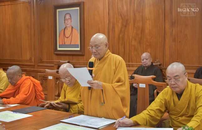 Trưởng lão Hòa thượng Thích Minh Thông đọc tờ trình của Ban Thư ký về việc tấn phong giáo phẩm năm 2024