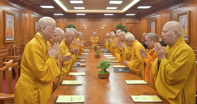 Chư tôn đức Trưởng lão trong nghi thức tâm linh trước và kết thúc buổi họp