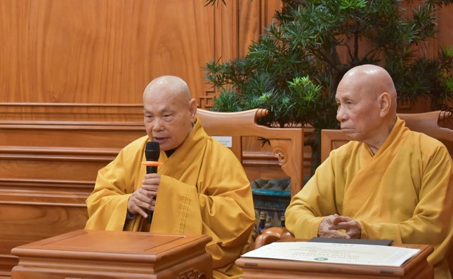 Trưởng lão Hòa thượng Thích Thiện Nhơn, Phó Pháp chủ, Chủ tịch Hội đồng Trị sự trình bày về một số việc Hội đồng Trị sự đã triển khai và thực hiện theo chỉ thị của Hội đồng Chứng minh Trưởng lão Hòa thượng Thích Thiện Nhơn, Phó Pháp chủ, Chủ tịch Hội đồng Trị sự trình bày về một số việc Hội đồng Trị sự đã triển khai và thực hiện theo chỉ thị của Hội đồng Chứng minh