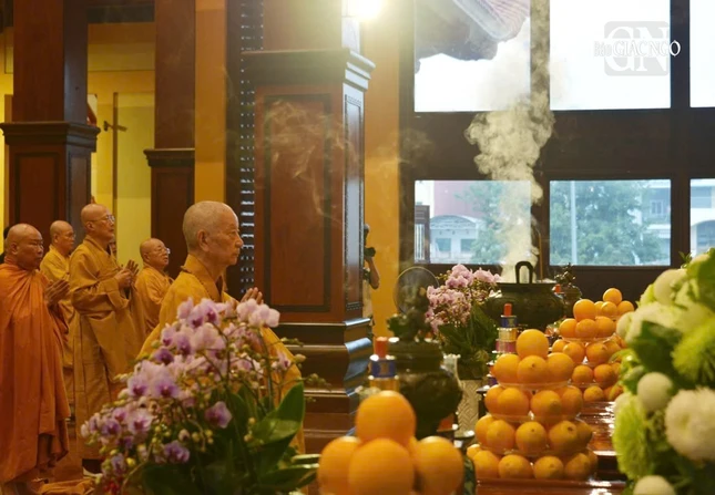 Sau lễ khánh tuế, Đức Pháp chủ cùng với chư Tăng đảnh lễ chư Phật, lịch đại Tổ sư - Ảnh: Bảo Toàn/BGN