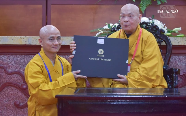 Trưởng lão Hòa thượng Thích Thiện Nhơn đại vị Đức Pháp chủ trao Giáo chỉ tấn phong giáo phẩm đến Ban Trị sự GHPGVN TP.HCM và 40 tỉnh thành khác