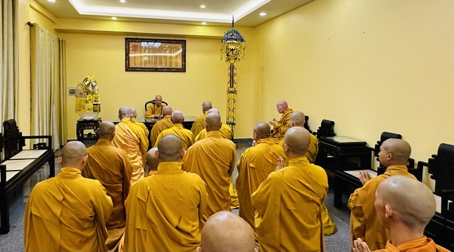 Chư Tăng Tịnh độ Non Bồng lắng nghe huấn thị của Đức Pháp chủ