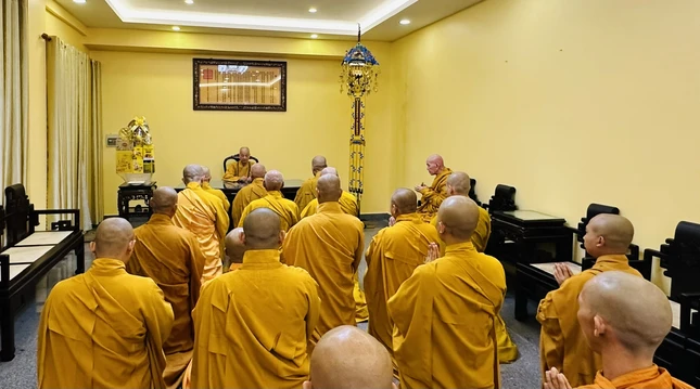 Chư Tăng Tịnh độ Non Bồng lắng nghe huấn thị của Đức Pháp chủ