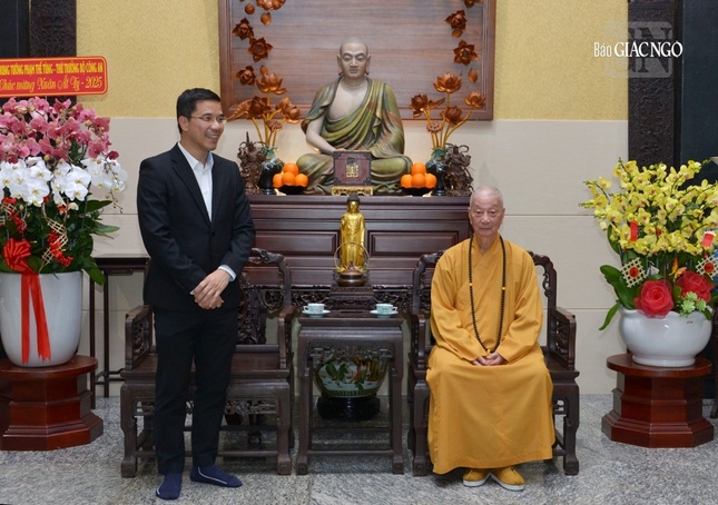 Đại tá tân Cục trưởng Cục An ninh nội địa - Bộ Công an Nguyễn Hồng Phong đến thăm và chúc Tết Đức Pháp chủ GHPGVN tại chùa Huê Nghiêm