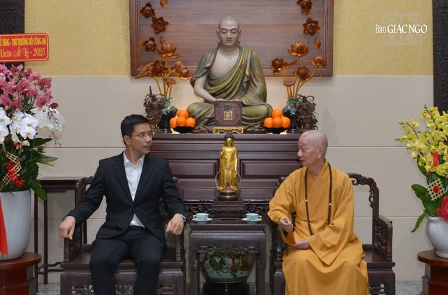 Đức Pháp chủ và tân Cục trưởng Cục An ninh nội địa - Bộ Công an Nguyễn Hồng Phong chia sẻ, trao đổi một số thông tin liên quan tới tôn giáo