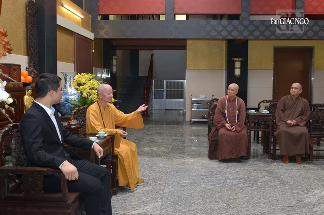 Đức Pháp chủ chia sẻ và trao đổi một số thông tin với Đại tá Cục trưởng Cục An ninh nội địa - Bộ Công an tại buổi thăm, chúc Tết