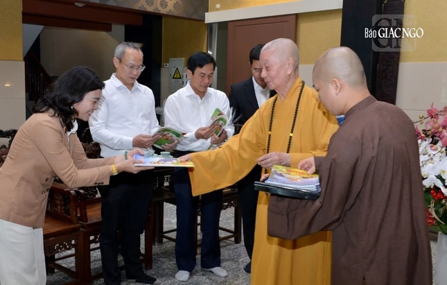 Đức Pháp chủ tặng giai phẩm Giác Ngộ số đặc biệt Tết Ất Tỵ đến đại tá Cục trưởng Cục An ninh nội địa