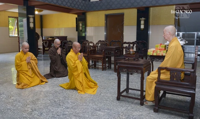 Hòa thượng Thích Quảng Hà cùng đại diện các giới tử đắc giới tại Đại giới đàn Trí Hải (tỉnh Nam Định, 2023) đảnh lễ Hòa thượng Đường đầu Hòa thượng Thích Quảng Hà cùng đại diện các giới tử đắc giới tại Đại giới đàn Trí Hải (tỉnh Nam Định, 2023) đảnh lễ Hòa thượng Đường đầu