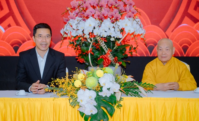 Ðại tá Nguyễn Hồng Phong thăm Trưởng lão Hoà thượng Thích Thiện Nhơn tại chùa Minh Đạo - Ảnh: Ðǎng Huy