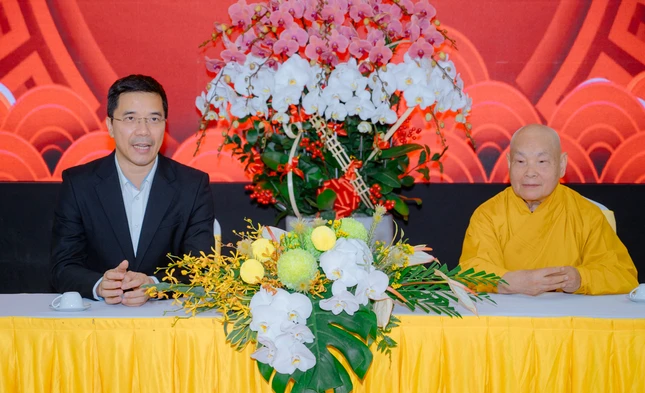 Ðại tá Nguyễn Hồng Phong thăm Trưởng lão Hoà thượng Thích Thiện Nhơn tại chùa Minh Đạo - Ảnh: Ðǎng Huy