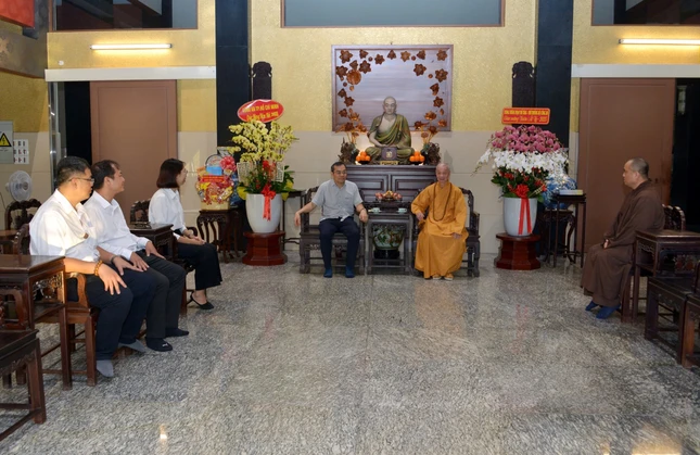 Quang cảnh buổi thăm tại chùa Huê Nghiêm