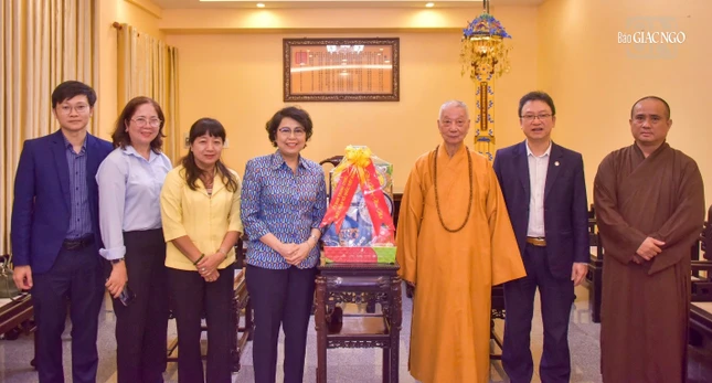 Phái đoàn Ủy ban Trung ương MTTQVN chúc Tết Đức Pháp chủ GHPGVN