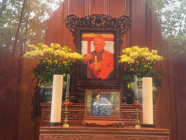 Chân dung và một phần xá-lợi Thiền sư Thích Nhất Hạnh sau khi trà-tỳ, thờ tại thất Lắng Nghe trong khuôn viên tổ đình Từ Hiếu