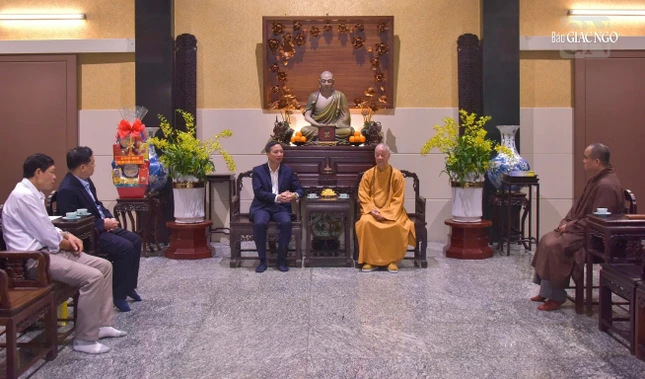 Quang cảnh buổi thăm, chúc Tết của Trưởng ban Tôn giáo Chính phủ Vũ Hoài Bắc và phái đoàn tại chùa Huê Nghiêm - TP.Thủ Đức (TP.HCM)