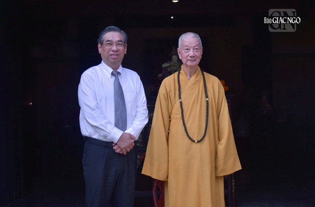 Đức Pháp chủ GHPGVN với Phó Bí thư Thành ủy TP.HCM Nguyễn Phước Lộc