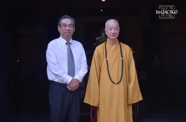 Đức Pháp chủ GHPGVN với Phó Bí thư Thành ủy TP.HCM Nguyễn Phước Lộc