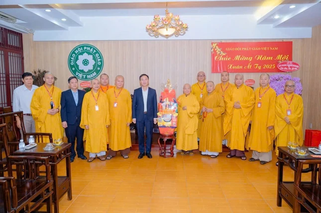 Phái đoàn chúc Tết tại Văn phòng II Trung ương GHPGVN - Ảnh: Đăng Huy