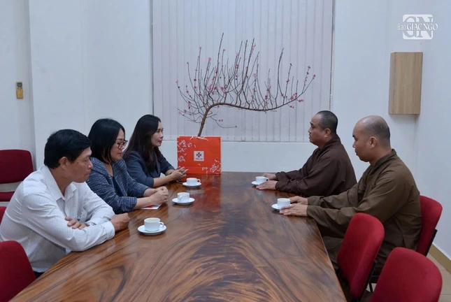 Thượng toạ Thích Tâm Hải tiếp và trao đổi thông tin với bà Trần Thị Minh Nga, Phó Trưởng ban Tôn giáo Chính phủ và phái đoàn thăm Báo Giác Ngộ