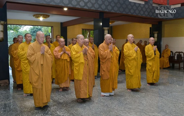 Vấn an và xin giáo giới từ các bậc tôn túc trưởng thượng là nếp sinh hoạt thiền môn truyền thống