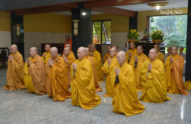 Chư vị giáo phẩm Tăng Ni thuộc Giáo hội các tỉnh, thành phố hiện diện lãnh thọ lời huấn thị của Đức Pháp chủ và đồng phát nguyện “y giáo phụng hành”