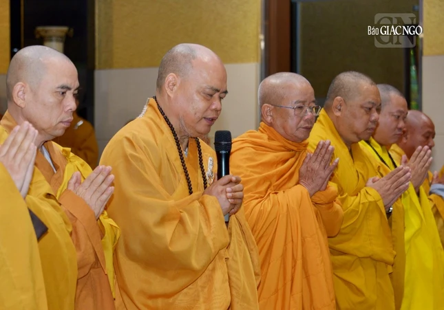 Thượng tọa Thích Thanh Phong bạch trình về Phật sự của tỉnh Bà Rịa - Vũng Tàu lên Đức Pháp chủ GHPGVN