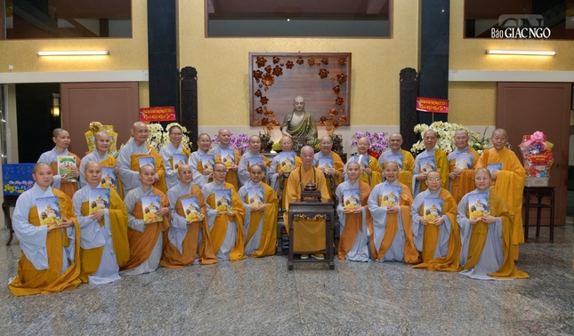 Chư Ni Thường trực Phân ban Ni giới đến đảnh lễ cầu thỉnh giáo giới của Đức Pháp chủ GHPGVN trước thềm Xuân Ất Tỵ 2025