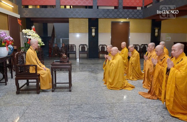 Trưởng lão Hòa thượng Chủ tịch và chư tôn đức Hội đồng Trị sự thành kính trước Đức Pháp chủ GHPGVN