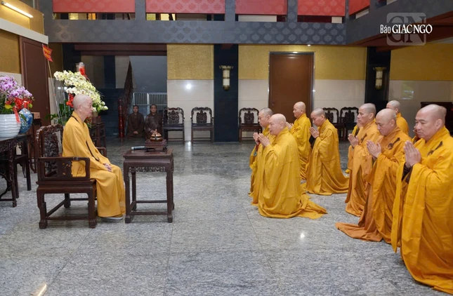 Trưởng lão Hòa thượng Chủ tịch và chư tôn đức Hội đồng Trị sự thành kính trước Đức Pháp chủ GHPGVN