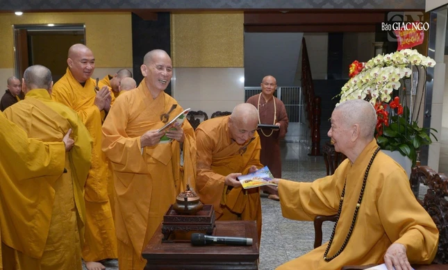 Đức Pháp chủ GHPGVN trao giai phẩm Giác Ngộ Xuân Ất Tỵ đến chư tôn đức