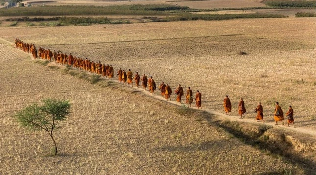 Chúng ta phải ý thức rằng thời gian trôi qua và thấy rằng giá trị của việc thay đổi bản thân theo hướng sống trong trải nghiệm của một tâm trí thuần khiết và bình an, không lẫn lộn và với một trái tim thoải mái...