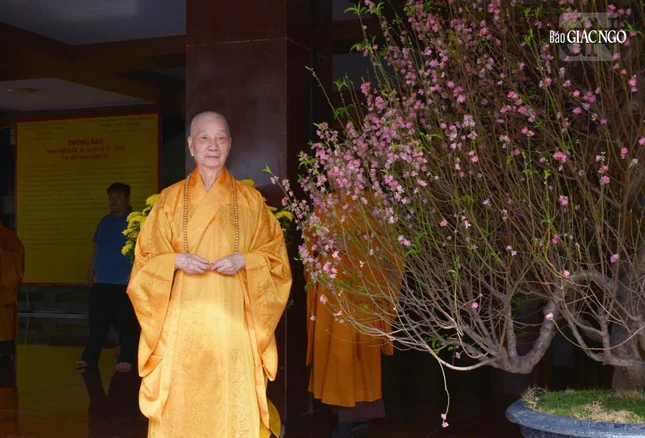 Trước sảnh Việt Nam Quốc Tự