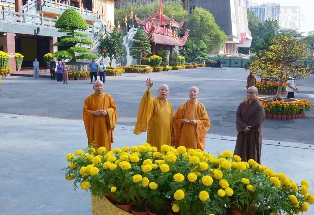 Trước tháp Đa Bảo - công trình Kỷ niệm Pháp nạn 1963 trong khuôn viên Việt Nam Quốc Tự