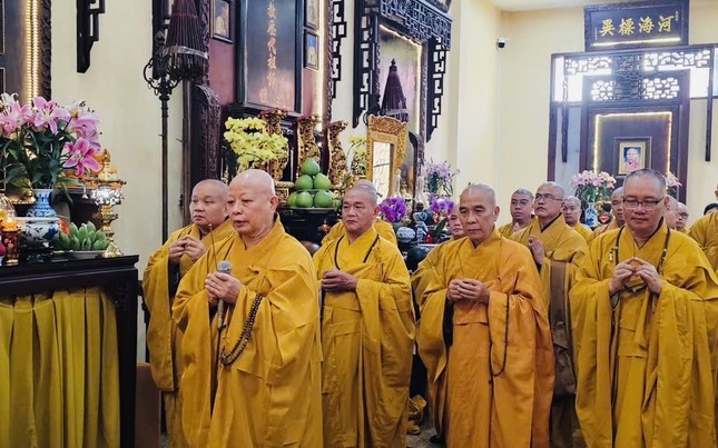 Hòa thượng Thích Lệ Trang và chư tôn đức dâng hương tưởng niệm