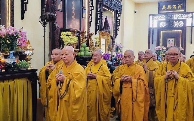 Hòa thượng Thích Lệ Trang và chư tôn đức dâng hương tưởng niệm