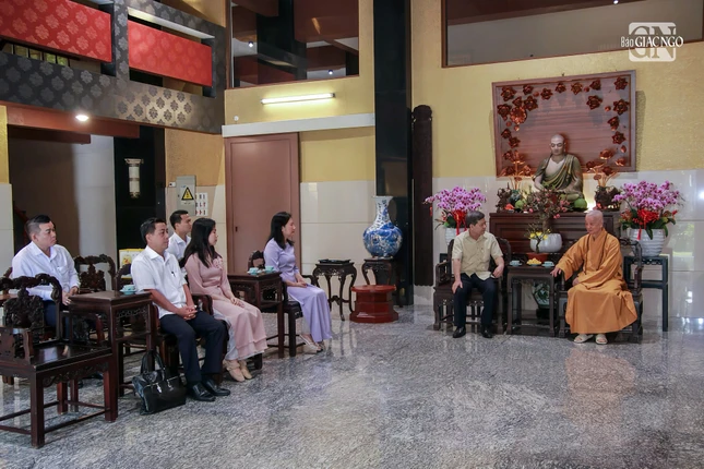 Quang cảnh buổi tiếp ông Lê Minh Trí và phái đoàn tại chùa Huê Nghiêm