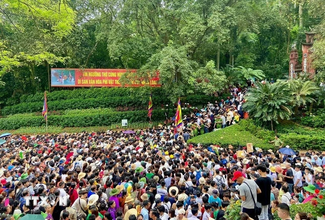 Du khách đổ về Khu Di tích Lịch sử Quốc gia đặc biệt Đền Hùng trong Lễ hội Đền Hùng (Phú Thọ). (Ảnh: Tạ Toàn/TTXVN)