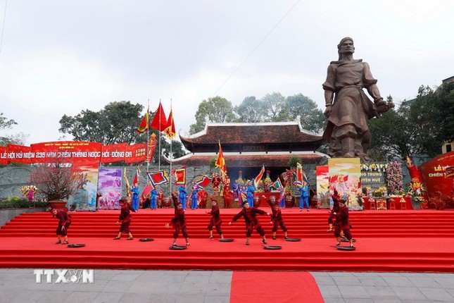 Chương trình biểu diễn nghệ thuật màn Sử thi mùa xuân Kỷ Dậu 1789 do các nghệ sỹ Nhà hát Tuồng Trung ương biểu diễn tại Lễ hội Gò Đống Đa năm 2024. (Ảnh: Minh Quyết/TTXVN)