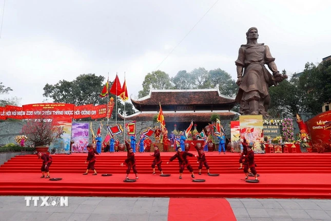 Chương trình biểu diễn nghệ thuật màn Sử thi mùa xuân Kỷ Dậu 1789 do các nghệ sỹ Nhà hát Tuồng Trung ương biểu diễn tại Lễ hội Gò Đống Đa năm 2024. (Ảnh: Minh Quyết/TTXVN)