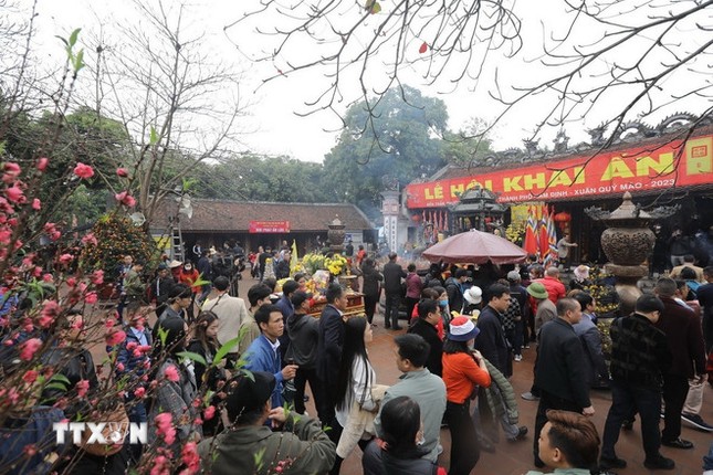 Rất đông người dân địa phương và du khách đến đền Trần dâng hương, dâng lễ trong lễ hội Khai ấn đền Trần (Nam Định). (Ảnh: Minh Quyết/TTXVN)