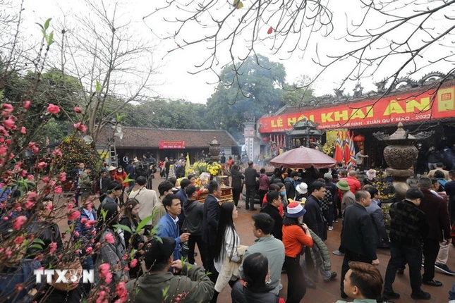 Rất đông người dân địa phương và du khách đến đền Trần dâng hương, dâng lễ trong lễ hội Khai ấn đền Trần (Nam Định). (Ảnh: Minh Quyết/TTXVN)