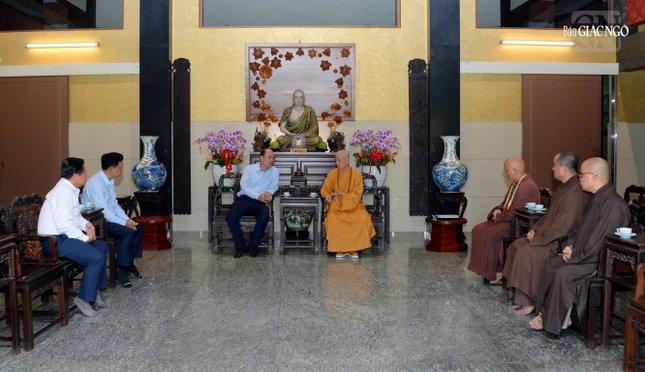 Quang cảnh buổi tiếp Bí thư và lãnh đạo Tỉnh ủy Cà Mau tại chùa Huê Nghiêm