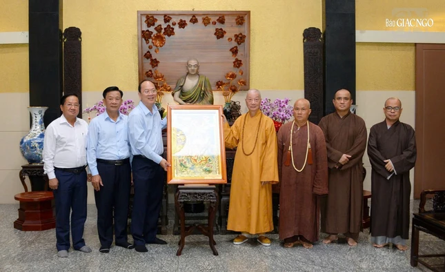 Đoàn lãnh đạo tỉnh Cà Mau tặng quà mừng xuân đến Đức Pháp chủ GHPGVN