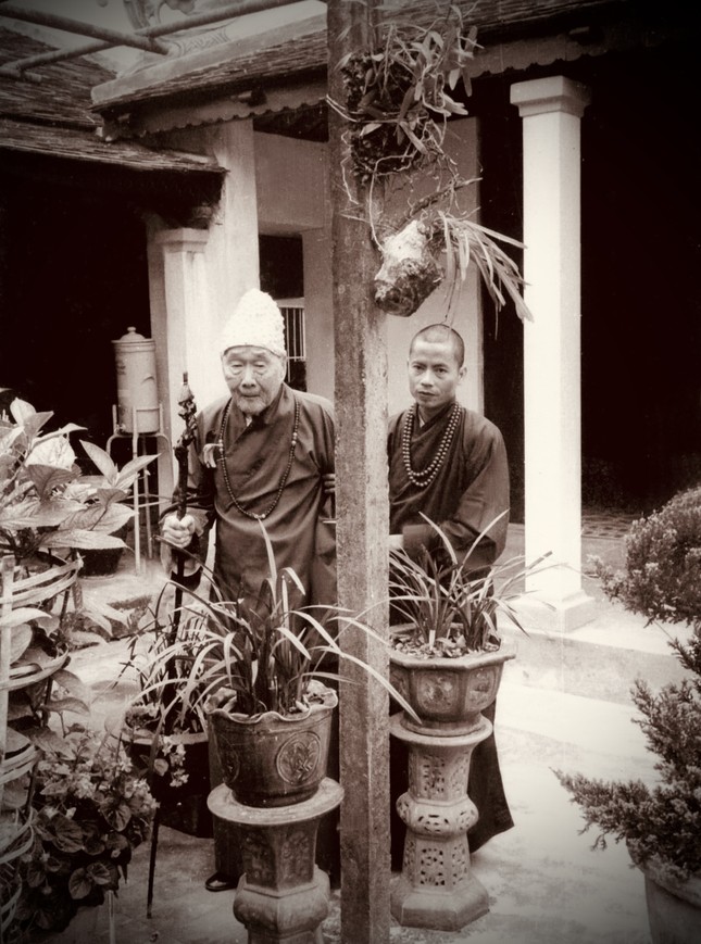 "Tu là giữ chánh niệm. Ðừng để lòng dao động vì bất cứ suy nghĩ nào, dù là suy nghĩ về tương lai giải thoát. Theo dõi và giữ gìn tâm an tịnh trong hiện tại là đủ. Cái gì phải đến sẽ đến. Ðừng bận tâm về nó." - Đại lão Hòa thượng Thích Tịnh Khiết