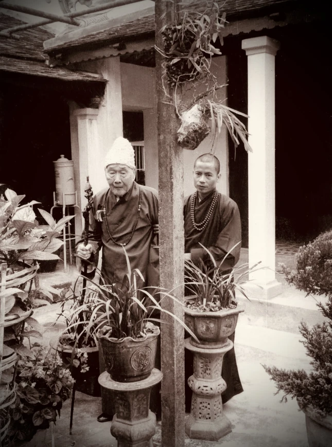 "Tu là giữ chánh niệm. Ðừng để lòng dao động vì bất cứ suy nghĩ nào, dù là suy nghĩ về tương lai giải thoát. Theo dõi và giữ gìn tâm an tịnh trong hiện tại là đủ. Cái gì phải đến sẽ đến. Ðừng bận tâm về nó." - Đại lão Hòa thượng Thích Tịnh Khiết