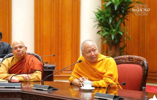 Hòa thượng GS.TS Phra Brahmapundit, Chủ tịch ICDV và Hòa thượng TS.Tampalawela Dhammaratana, Phó Chủ tịch ICDV - Ảnh: Cẩm Vân