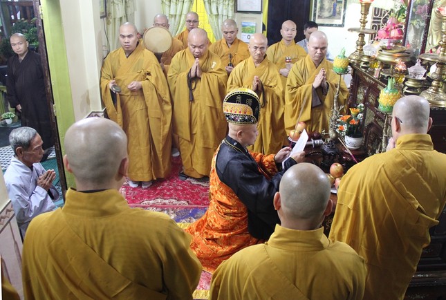 Tham lễ Phật cầu nguyện