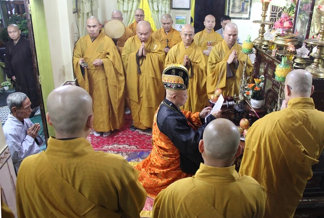 Tham lễ Phật cầu nguyện