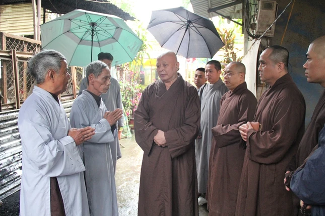 Hòa thượng Trưởng ban Trị sự GHPGVN TP.HCM trao đổi với nghệ nhân Nguyễn Văn Phương và nghệ nhân Nguyễn Văn Tiện trước giờ cử hành nghi lễ cầu nguyện rót đồng