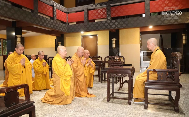 Đại diện Ban Kiến đàn bạch trình về việc tổ chức Đại giới đàn Trí Tấn do Ban Trị sự GHPGVN tỉnh Bình Dương đăng cai tổ chức