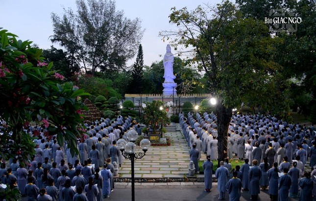 Buổi lễ trang nghiêm trước thánh tượng Bồ-tát Quán Thế Âm